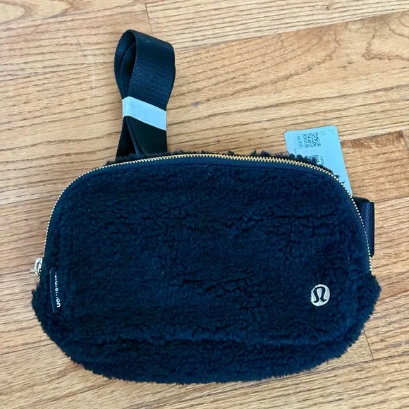 Lululemon Everywhere Belt Bag Plush Fleece Black - Picture 1 of 7